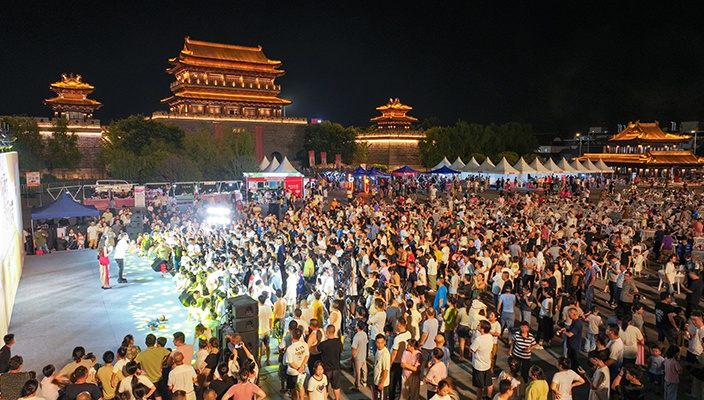 “夜經(jīng)濟(jì)”點(diǎn)燃煙火氣，市民樂(lè)享“文旅盛宴”